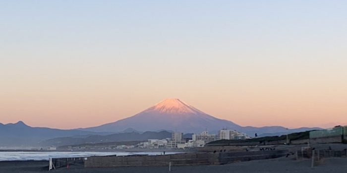 茅ヶ崎　朝の浜辺から見た富士山